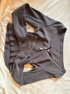 Cropped Ribbed Button-Front Cardigan in Charcoal Gray